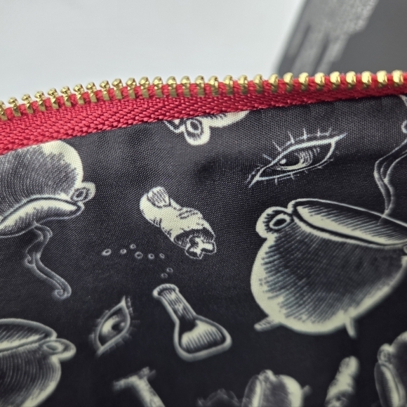 Loungefly Hocus Pocus SARAH SANDERSON Velvet Pouch - Picture 6 of 8